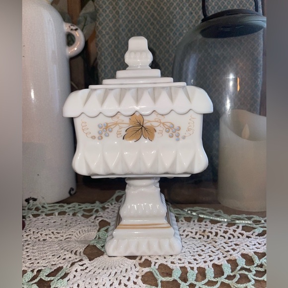 Vintage Westmoreland Milk Glass Pedestal Lidded Dish with Gold Leaf. VGUC - Picture 1 of 4